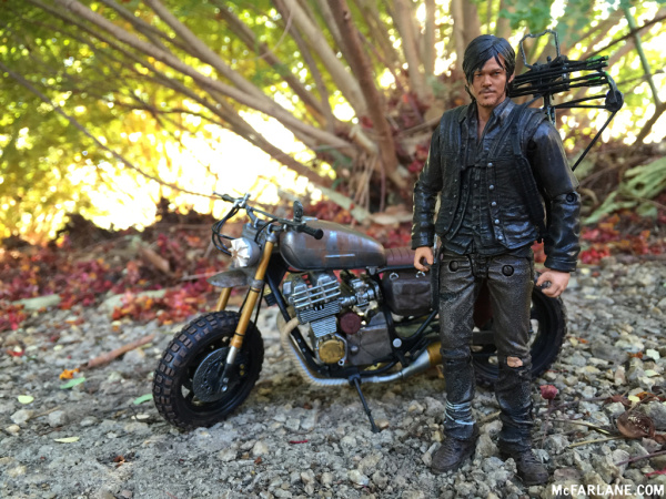 walking-dead-s6-daryl-with-bike-001