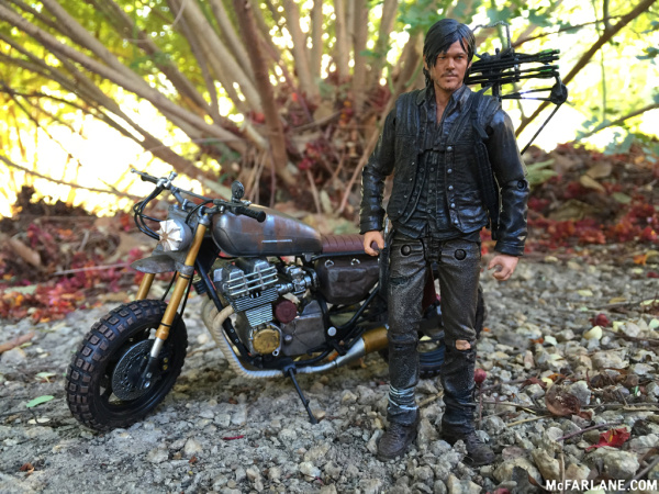 walking-dead-s6-daryl-with-bike-002