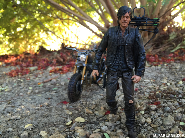 walking-dead-s6-daryl-with-bike-003