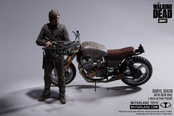 walking-dead-s6-daryl-with-bike-005